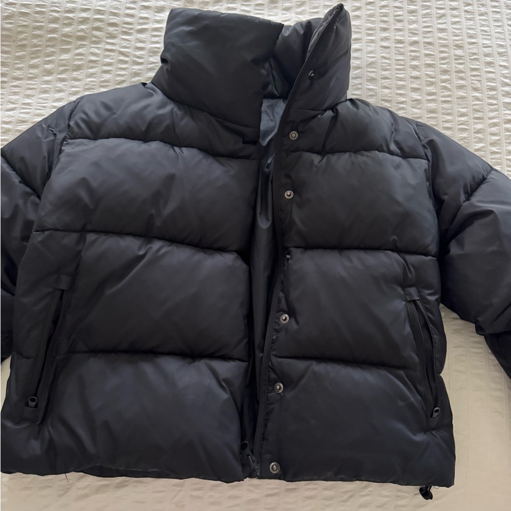 ALO Yoga gold rush Women's Black Puffer Coat - Picture 3 of 4